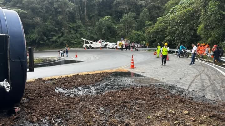 Derrame de petróleo por volcamiento de tractomula no afecta el acueducto de Pitalito
